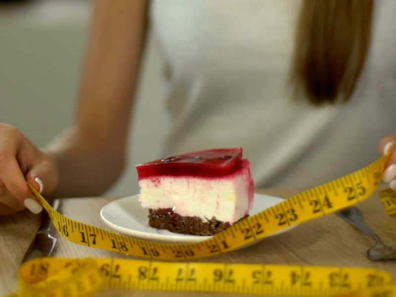 Kalorijski deficit od 500-750 kalorija dnevno omogućava sagorevanje 1 kg masti nedeljno uz fizičku aktivnost.