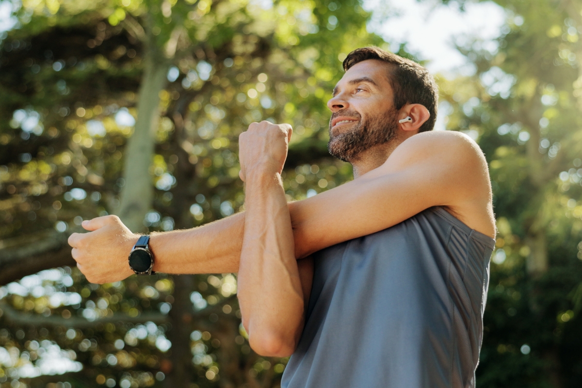 momak se isteže